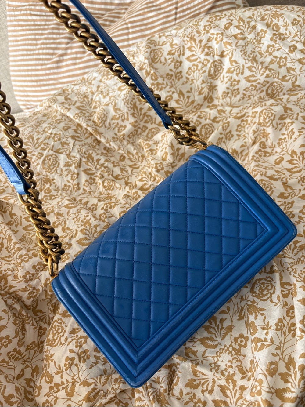 CHANEL Blue Quilted Leather Shoulder Bag with Gold Hardware - Picture 3 of 6